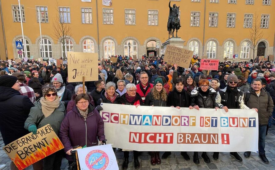 Die Gruppe des Schwandorfer Bündnisses gegen Rechtsextremismus auf dem Demonstation in Regensburg mit ihrem Banner "Schwandorf ist bunt nicht braun"auf dem Domplatz am 2.2.2025