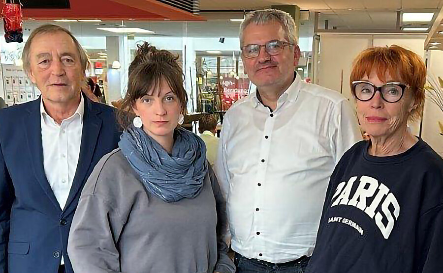 Die Schwandorfer-Bündnis-gegen-Rechtsextremismus-Sprecher Franz Schindler, Veronika Peters-Brunner und Elisabetz Hirzinger rufen im Pressegespräch auf zum Protest gegen die AfD-Wahlkampfveranstaltung am 12.2.2025 in Schwandorf. Mit dabei: Pfarrer Christian Kalis (3.v.links).