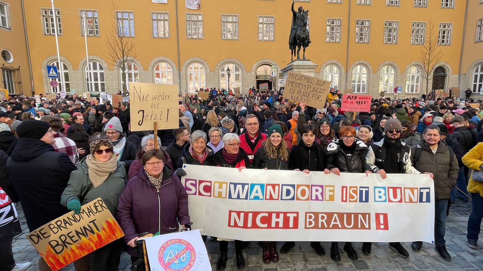 Die Gruppe des Schwandorfer Bündnisses gegen Rechtsextremismus auf dem Demonstation in Regensburg mit ihrem Banner "Schwandorf ist bunt nicht braun"auf dem Domplatz am 2.2.2025