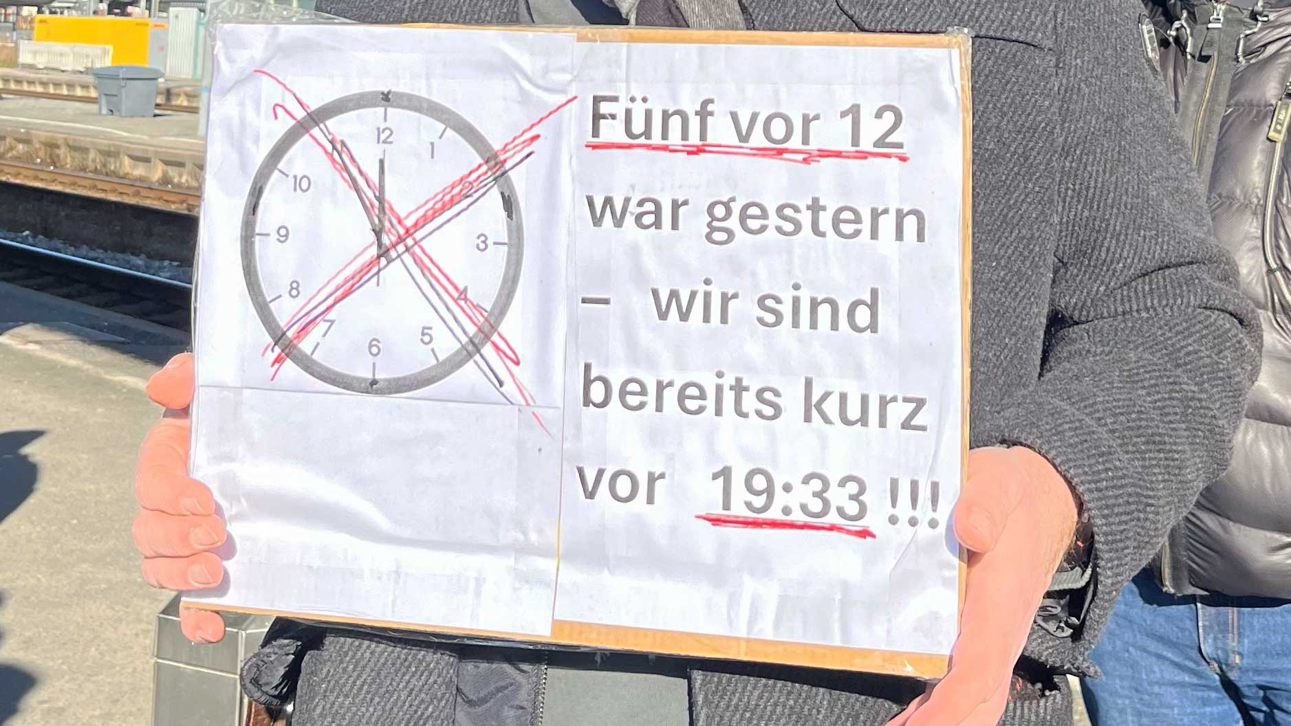 Demoschild: Fünf vor zwölf war gestern, wir sind bereits kurz vor 19:33